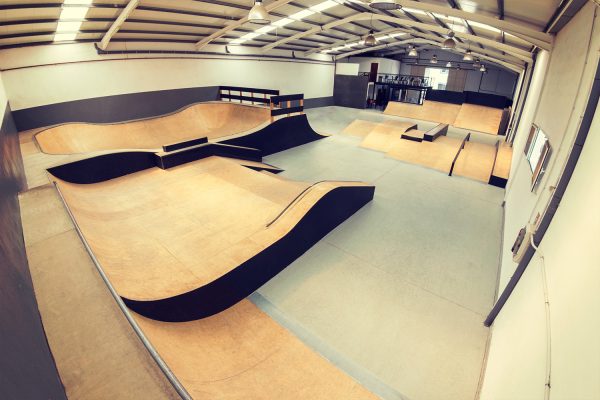 Completo circuito de street. Bowl 12 metros de largo por 9 metros de ancho. Miniramp Ideal para principiantes y para practicar tus nuevos trucos.